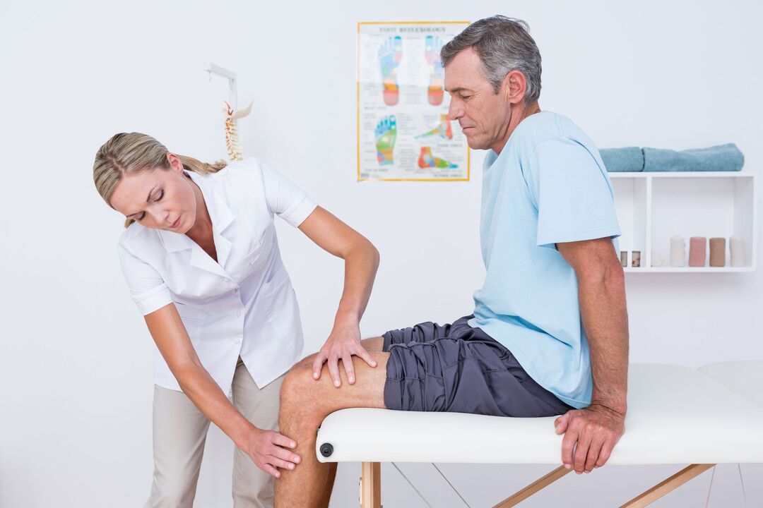 médico que examina a un paciente con artrosis de rodilla