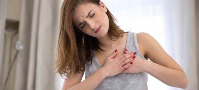 La osteocondrosis de la columna torácica puede manifestarse como dolor en la zona del corazón. 