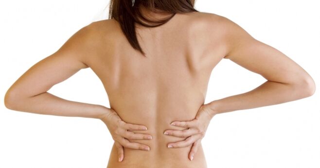 Un síntoma característico de la osteocondrosis torácica es el dolor de espalda. 