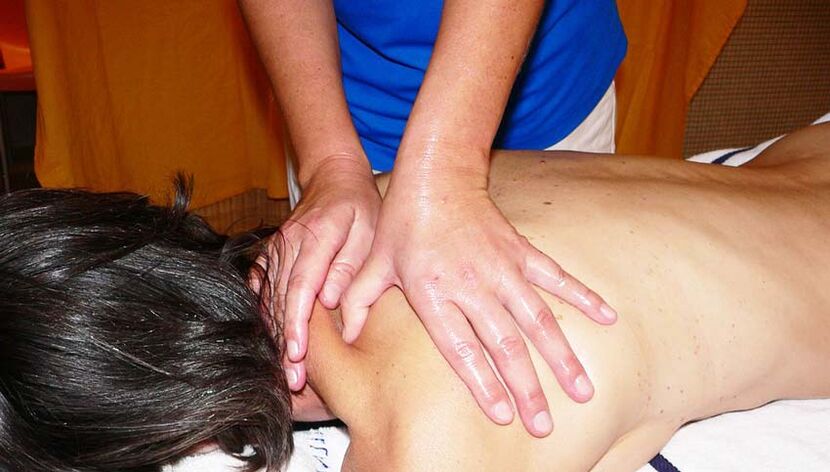Sesión de masaje para osteocondrosis de la columna cervical